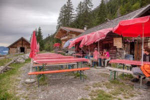 Sitzmöglichkeiten auf der Steiner Hochalm