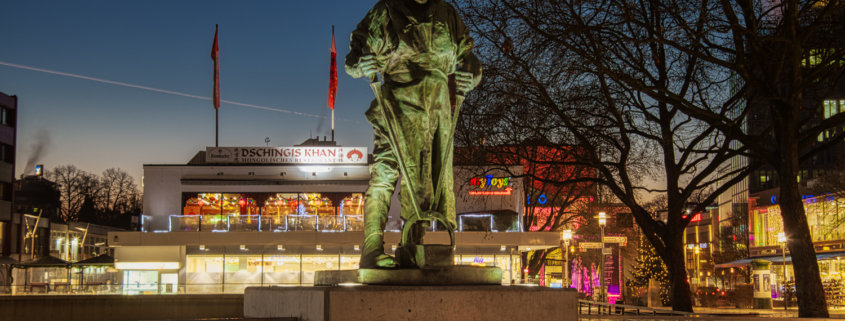 Hüttenmann Frieder auf der Siegbrücke im abendlichen Licht